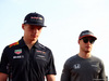 GP BAHRAIN, 16.04.2017 - Max Verstappen (NED) Red Bull Racing RB13 e Stoffel Vandoorne (BEL) McLaren MCL32