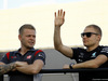 GP BAHRAIN, 16.04.2017 - Kevin Magnussen (DEN) Haas F1 Team VF-17 e Valtteri Bottas (FIN) Mercedes AMG F1 W08