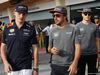 GP BAHRAIN, 16.04.2017 - Max Verstappen (NED) Red Bull Racing RB13, Fernando Alonso (ESP) McLaren MCL32 e Stoffel Vandoorne (BEL) McLaren MCL32