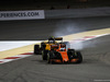 GP BAHRAIN, 16.04.2017 - Gara, Fernando Alonso (ESP) McLaren MCL32 e Jolyon Palmer (GBR) Renault Sport F1 Team RS17