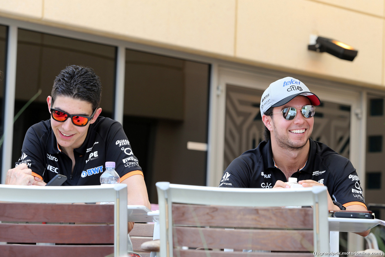 GP BAHRAIN, 13.04.2017 - Esteban Ocon (FRA) Sahara Force India F1 VJM10 e Sergio Perez (MEX) Sahara Force India F1 VJM010