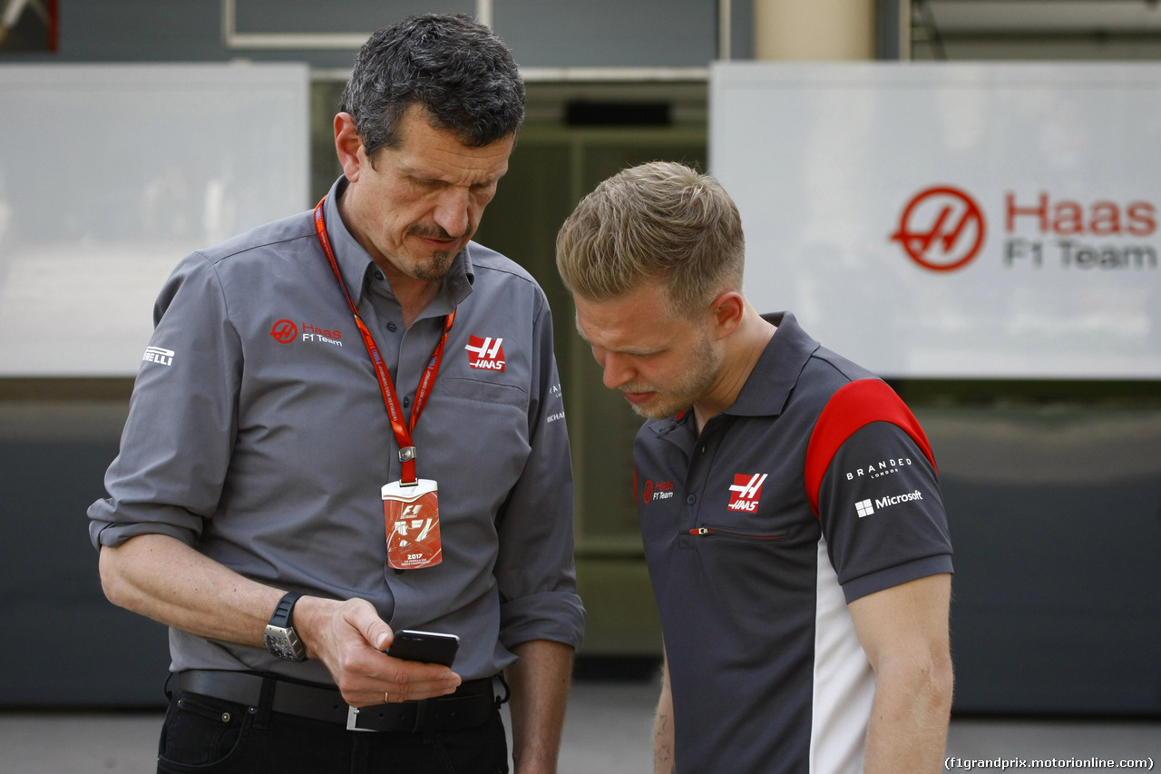 GP BAHRAIN, 13.04.2017 - Guenther Steiner (ITA) Haas F1 Team Prinicipal e Kevin Magnussen (DEN) Haas F1 Team VF-17