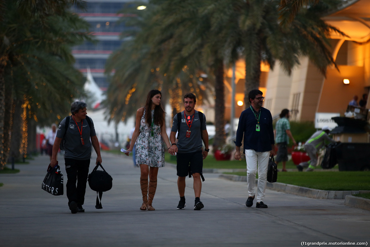 GP BAHRAIN, 13.04.2017 - Fabrizio Borra (ITA), physiotherapist of Fernando Alonso (ESP), Linda Morselli (ITA) Ragazzafriend of Fernando Alonso (ESP), Fernando Alonso (ESP) McLaren MCL32 e Luis Garcia Abad (ESP), manager of Fernando Alonso (ESP)