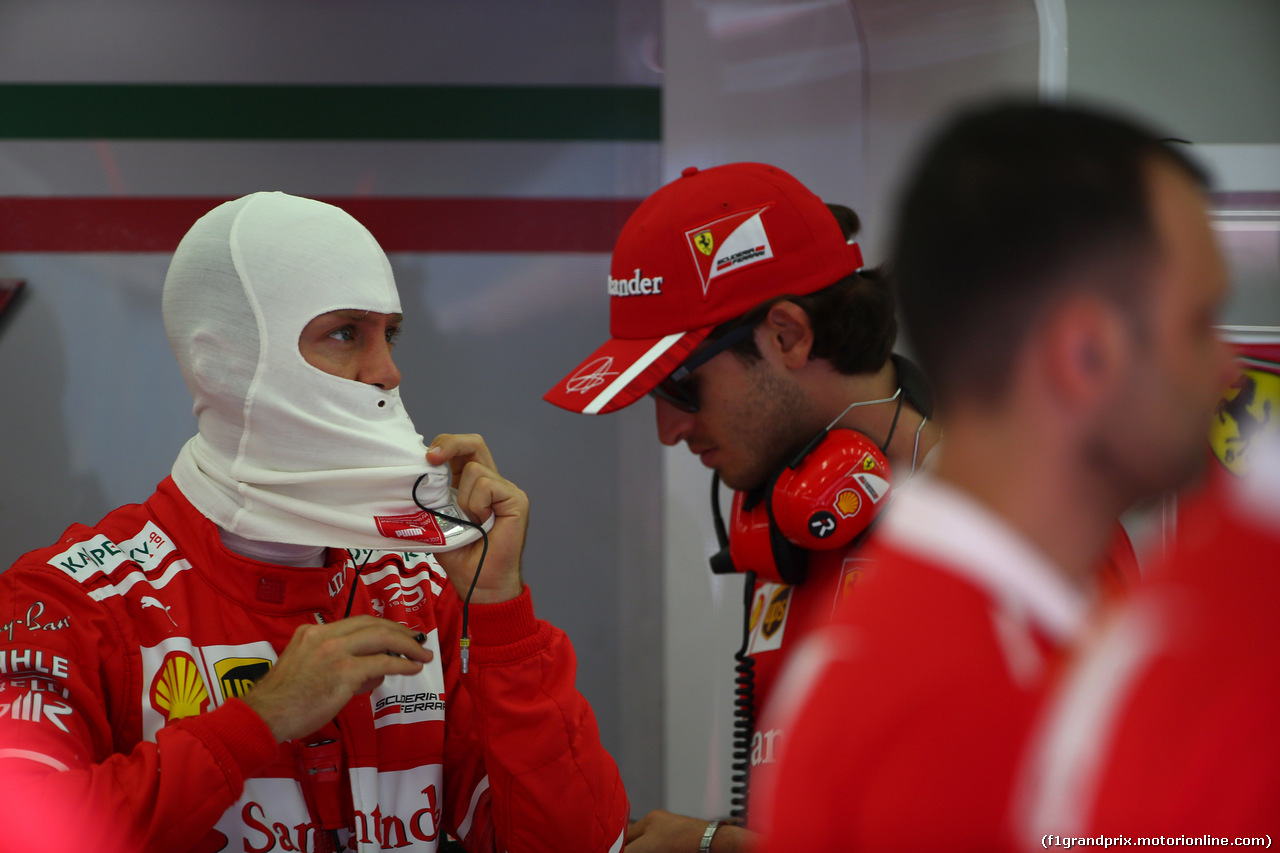 GP BAHRAIN, 15.04.2017 - Prove Libere 3, Sebastian Vettel (GER) Ferrari SF70H e Antonio Giovinazzi (ITA) Test Driver, Ferrari