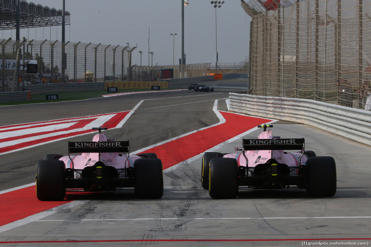 GP BAHRAIN, 15.04.2017 - Prove Libere 3, Sergio Perez (MEX) Sahara Force India F1 VJM010 e Esteban Ocon (FRA) Sahara Force India F1 VJM10