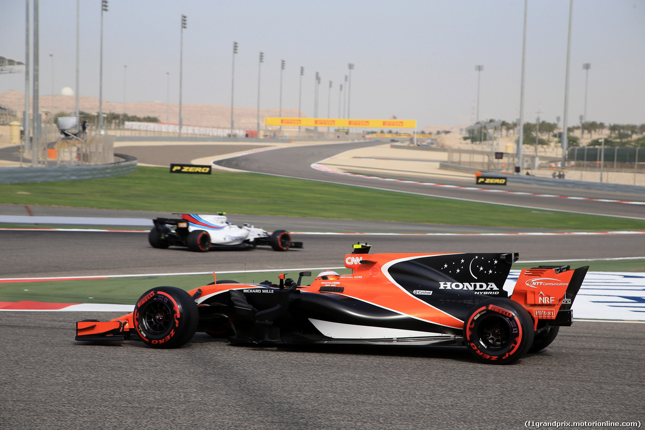 GP BAHRAIN, 15.04.2017 - Prove Libere 3, Stoffel Vandoorne (BEL) McLaren MCL32 e Lance Stroll (CDN) Williams FW40