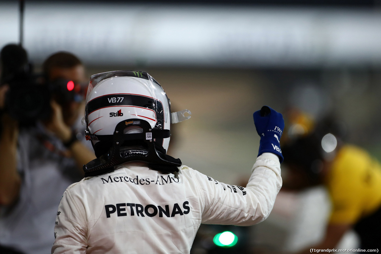 GP BAHRAIN, 15.04.2017 - Qualifiche, Valtteri Bottas (FIN) Mercedes AMG F1 W08 pole position