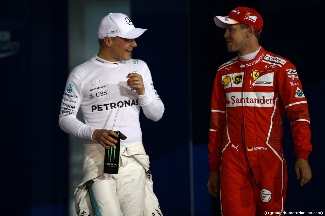 GP BAHRAIN, 15.04.2017 - Qualifiche, Valtteri Bottas (FIN) Mercedes AMG F1 W08 e 3rd place Sebastian Vettel (GER) Ferrari SF70H