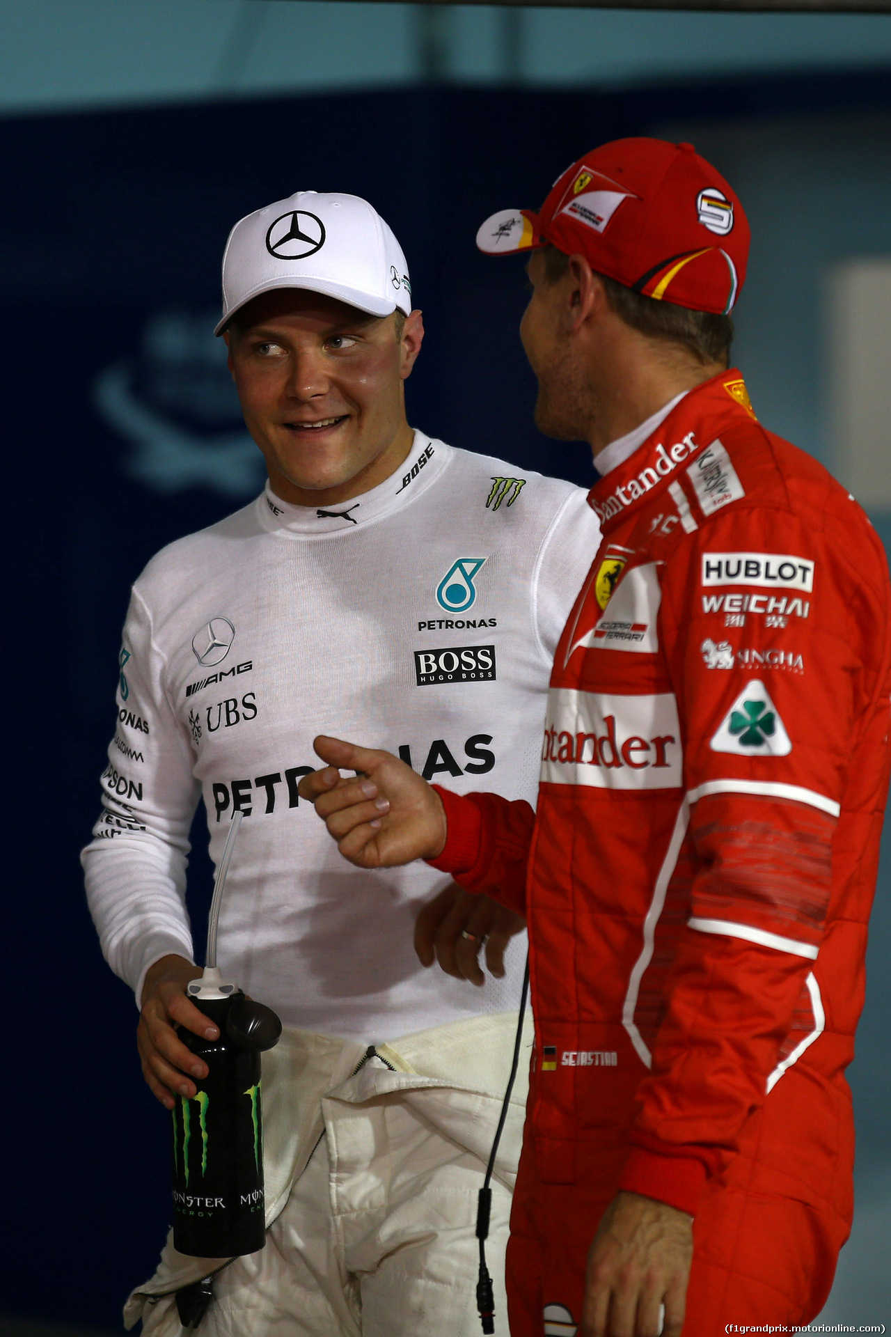 GP BAHRAIN, 15.04.2017 - Qualifiche, Valtteri Bottas (FIN) Mercedes AMG F1 W08 e 3rd place Sebastian Vettel (GER) Ferrari SF70H