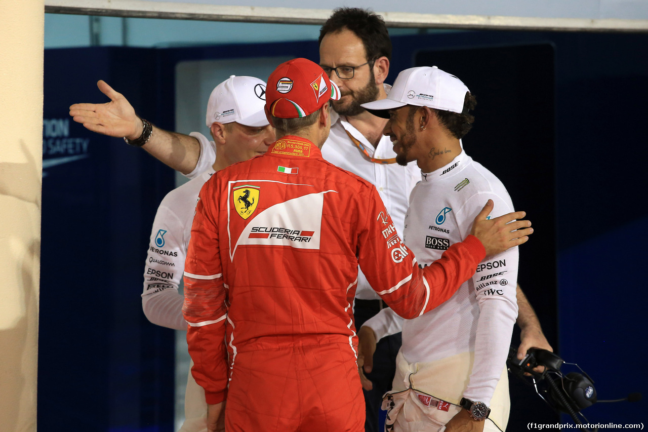 GP BAHRAIN, 15.04.2017 - Qualifiche, Valtteri Bottas (FIN) Mercedes AMG F1 W08, Sebastian Vettel (GER) Ferrari SF70H, Lewis Hamilton (GBR) Mercedes AMG F1 W08