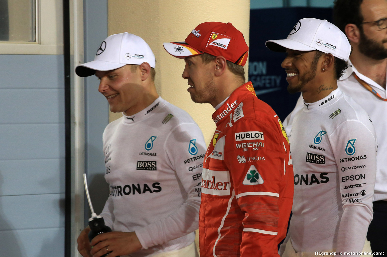 GP BAHRAIN, 15.04.2017 - Qualifiche, Valtteri Bottas (FIN) Mercedes AMG F1 W08, Sebastian Vettel (GER) Ferrari SF70H e Lewis Hamilton (GBR) Mercedes AMG F1 W08