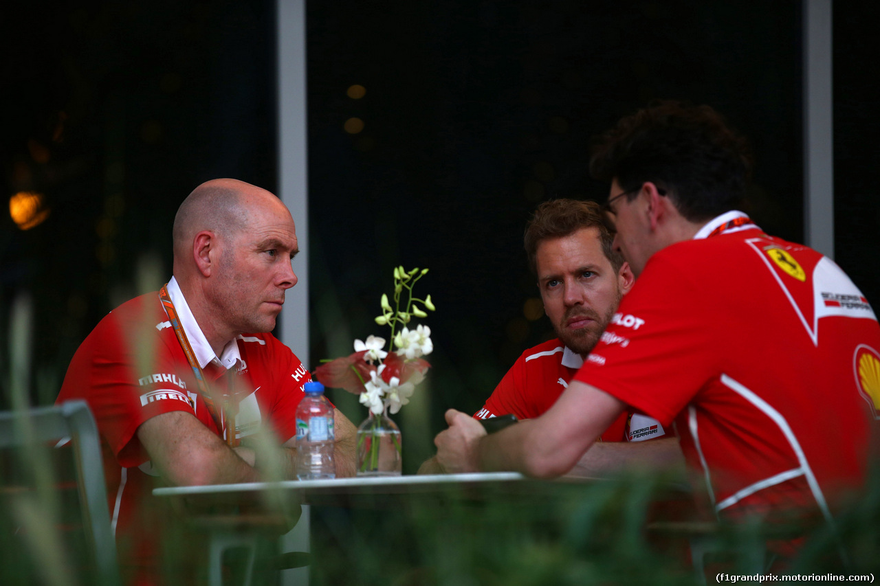 GP BAHRAIN, 13.04.2017 - Jock Clear (GBR) Ferrari Engineering Director, Sebastian Vettel (GER) Ferrari SF70H e Mattia Binotto (ITA) Chief Technical Officer, Ferrari