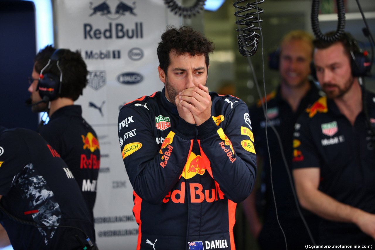 GP BAHRAIN, 14.04.2017 - Prove Libere 1, Daniel Ricciardo (AUS) Red Bull Racing RB13