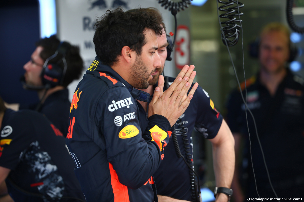 GP BAHRAIN, 14.04.2017 - Prove Libere 1, Daniel Ricciardo (AUS) Red Bull Racing RB13