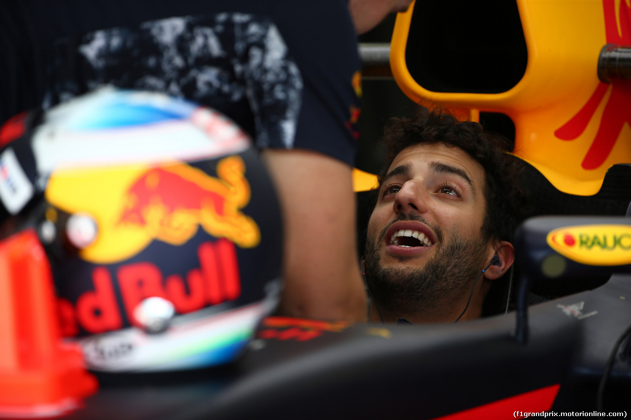 GP BAHRAIN, 14.04.2017 - Prove Libere 1, Daniel Ricciardo (AUS) Red Bull Racing RB13