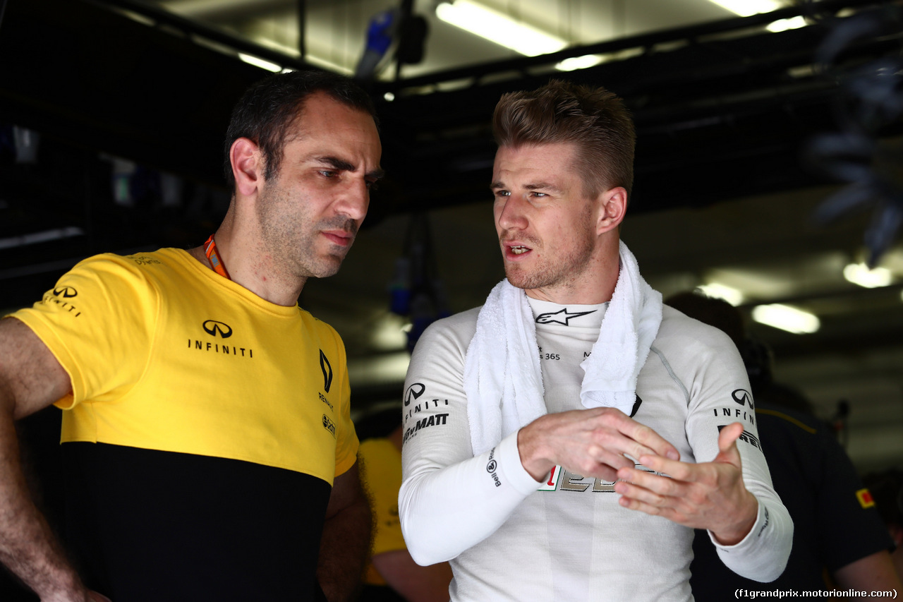 GP BAHRAIN, 14.04.2017 - Prove Libere 1, Cyril Abiteboul (FRA) Renault Sport F1 Managing Director e Nico Hulkenberg (GER) Renault Sport F1 Team RS17