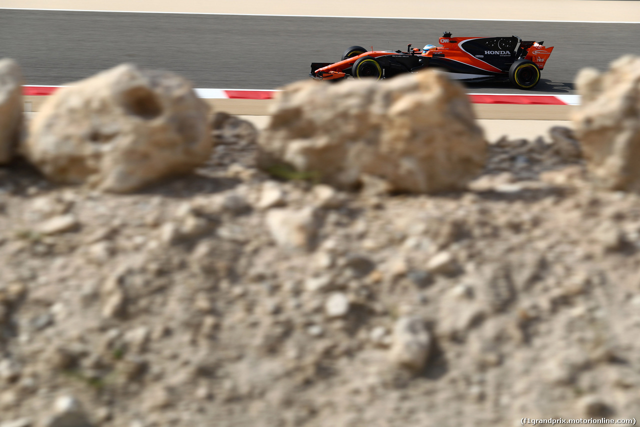 GP BAHRAIN, 14.04.2017 - Prove Libere 1, Stoffel Vandoorne (BEL) McLaren MCL32