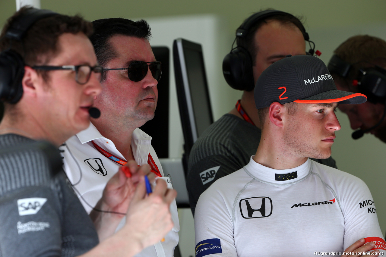 GP BAHRAIN, 14.04.2017 - Prove Libere 1, Eric Boullier (FRA) McLaren Racing Director e Stoffel Vandoorne (BEL) McLaren MCL32