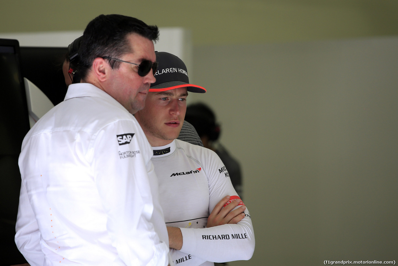 GP BAHRAIN, 14.04.2017 - Prove Libere 1, Eric Boullier (FRA) McLaren Racing Director e Stoffel Vandoorne (BEL) McLaren MCL32