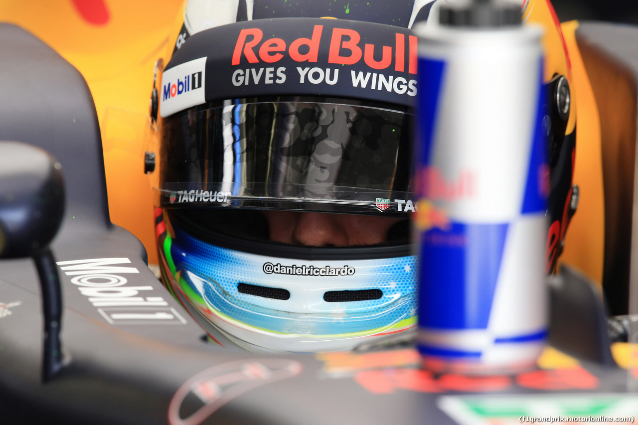 GP BAHRAIN, 14.04.2017 - Prove Libere 1, Daniel Ricciardo (AUS) Red Bull Racing RB13