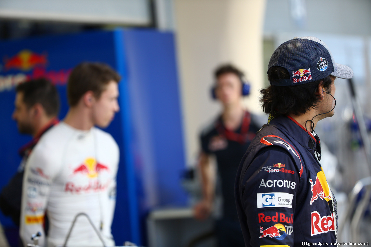 GP BAHRAIN, 14.04.2017 - Prove Libere 2, Daniil Kvyat (RUS) Scuderia Toro Rosso STR12 e Carlos Sainz Jr (ESP) Scuderia Toro Rosso STR12