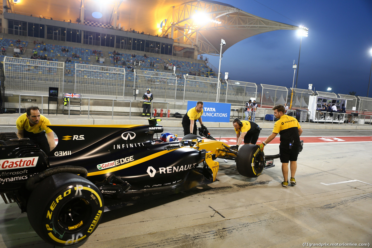 GP BAHRAIN, 14.04.2017 - Prove Libere 2, Jolyon Palmer (GBR) Renault Sport F1 Team RS17