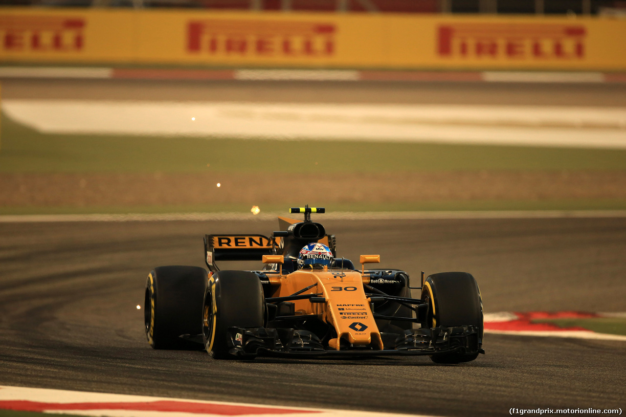 GP BAHRAIN, 14.04.2017 - Prove Libere 2, Jolyon Palmer (GBR) Renault Sport F1 Team RS17