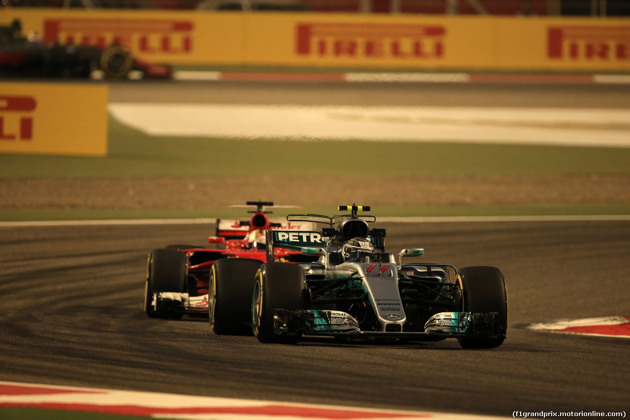 GP BAHRAIN, 14.04.2017 - Prove Libere 2, Valtteri Bottas (FIN) Mercedes AMG F1 W08 e Sebastian Vettel (GER) Ferrari SF70H