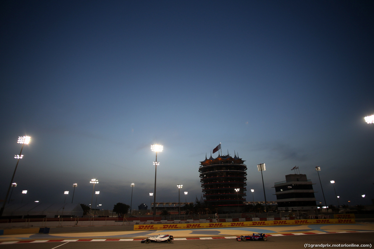GP BAHRAIN, 14.04.2017 - Prove Libere 2, Felipe Massa (BRA) Williams FW40 e Carlos Sainz Jr (ESP) Scuderia Toro Rosso STR12