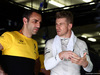 GP BAHRAIN, 14.04.2017 - Free Practice 1, Cyril Abiteboul (FRA) Renault Sport F1 Managing Director e Nico Hulkenberg (GER) Renault Sport F1 Team RS17