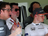 GP BAHRAIN, 14.04.2017 - Free Practice 1, Eric Boullier (FRA) McLaren Racing Director e Stoffel Vandoorne (BEL) McLaren MCL32