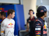 GP BAHRAIN, 14.04.2017 - Free Practice 2, Daniil Kvyat (RUS) Scuderia Toro Rosso STR12 e Carlos Sainz Jr (ESP) Scuderia Toro Rosso STR12