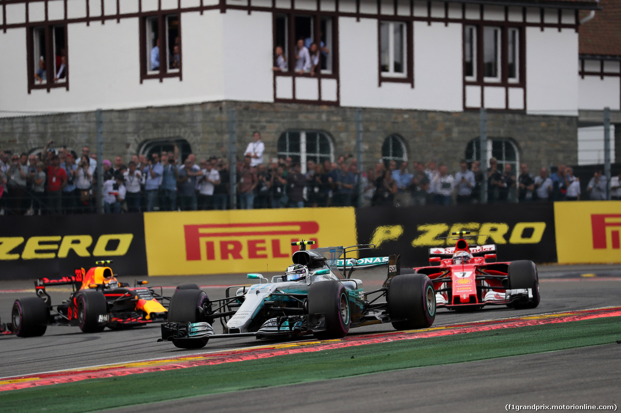 GP BELGIO, 27.08.2017 -  Gara, Valtteri Bottas (FIN) Mercedes AMG F1 W08 davanti a Kimi Raikkonen (FIN) Ferrari SF70H