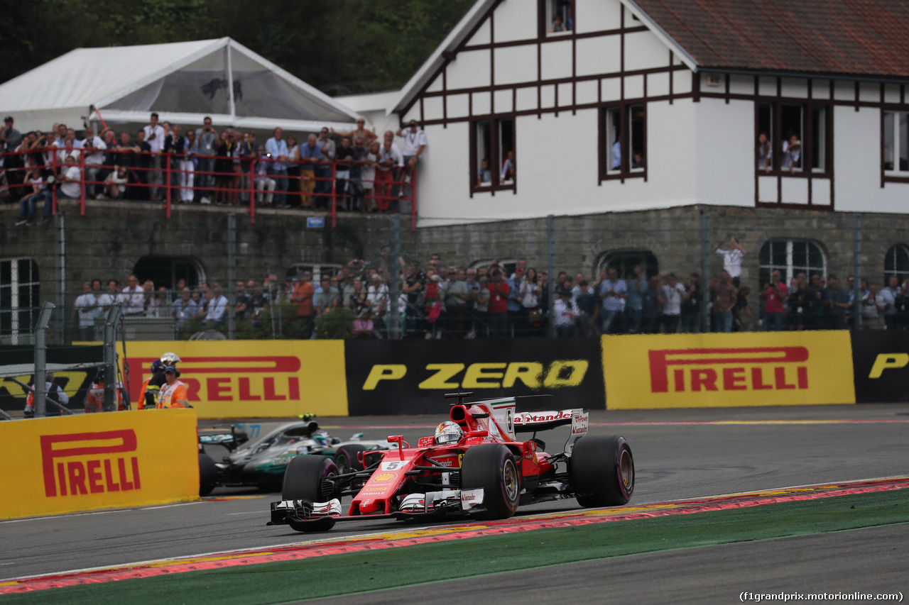 GP BELGIO, 27.08.2017 -  Gara, Sebastian Vettel (GER) Ferrari SF70H davanti a Valtteri Bottas (FIN) Mercedes AMG F1 W08