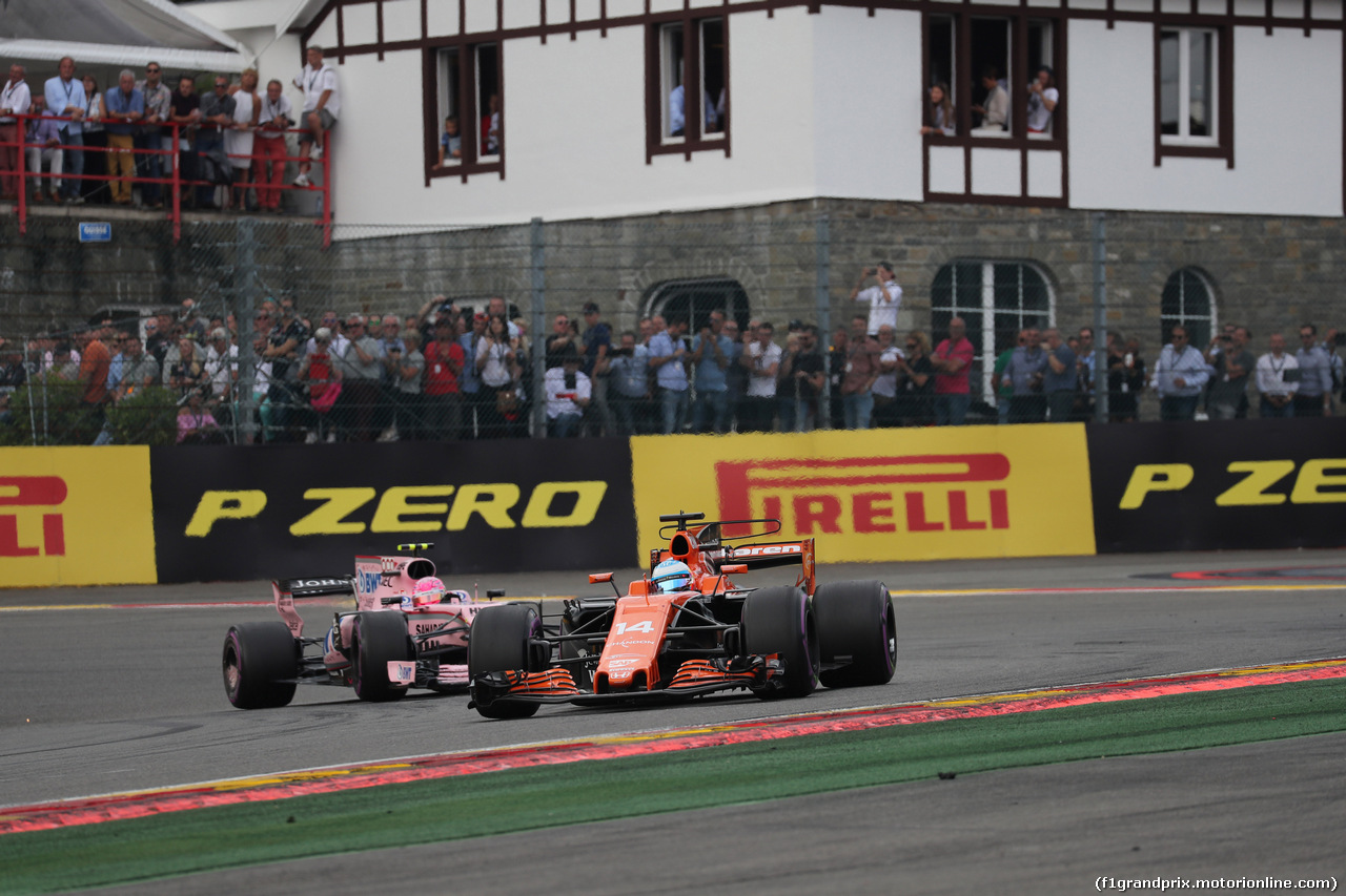 GP BELGIO, 27.08.2017 -  Gara, Fernando Alonso (ESP) McLaren MCL32 davanti a Esteban Ocon (FRA) Sahara Force India F1 VJM10
