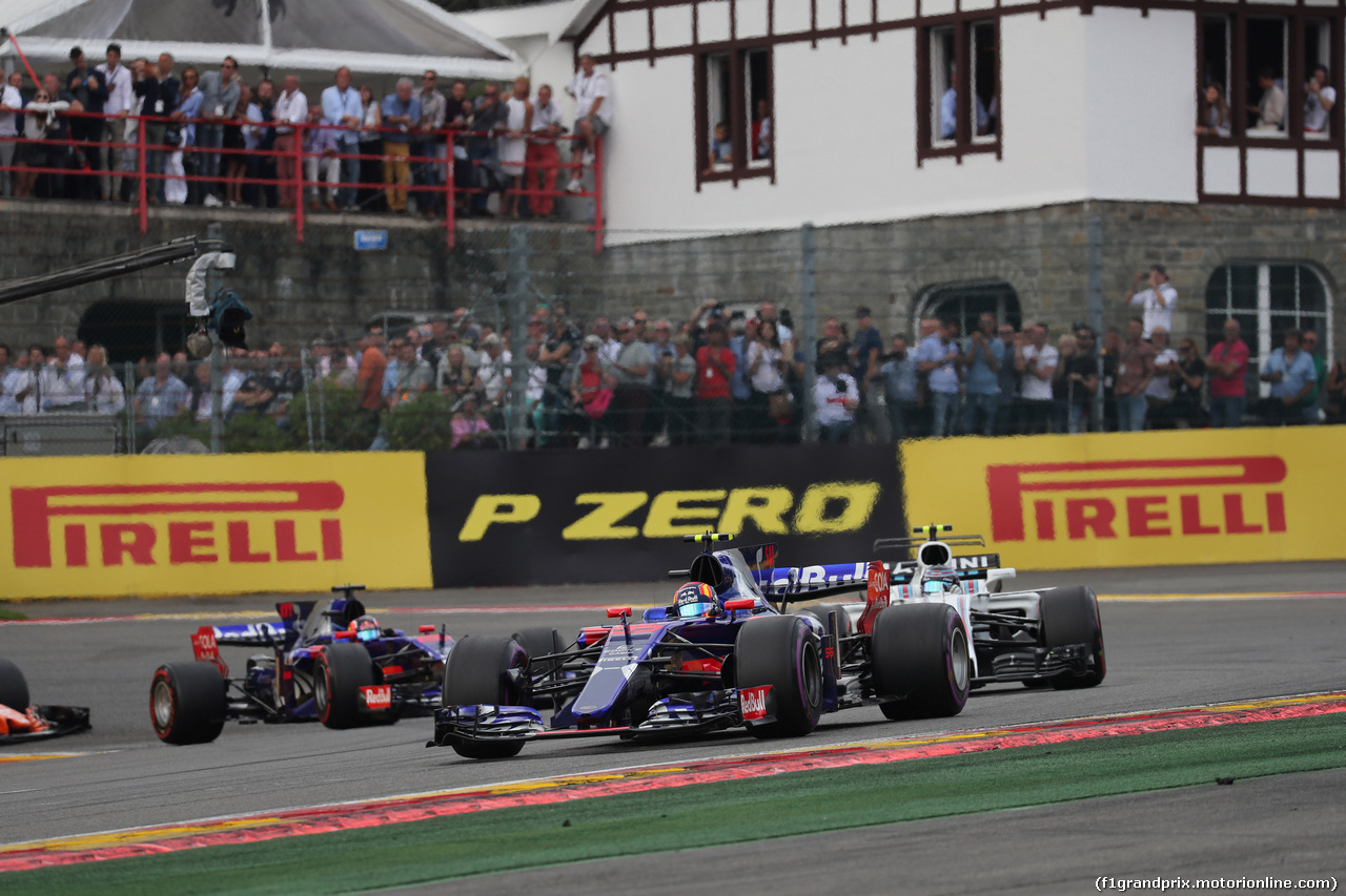 GP BELGIO, 27.08.2017 -  Gara, Carlos Sainz Jr (ESP) Scuderia Toro Rosso STR12 davanti a Lance Stroll (CDN) Williams FW40