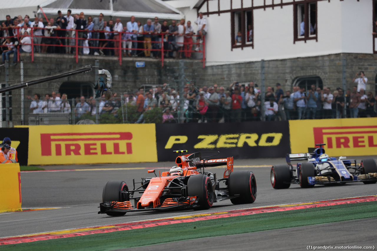 GP BELGIO, 27.08.2017 -  Gara, Stoffel Vandoorne (BEL) McLaren MCL32 davanti a Marcus Ericsson (SUE) Sauber C36