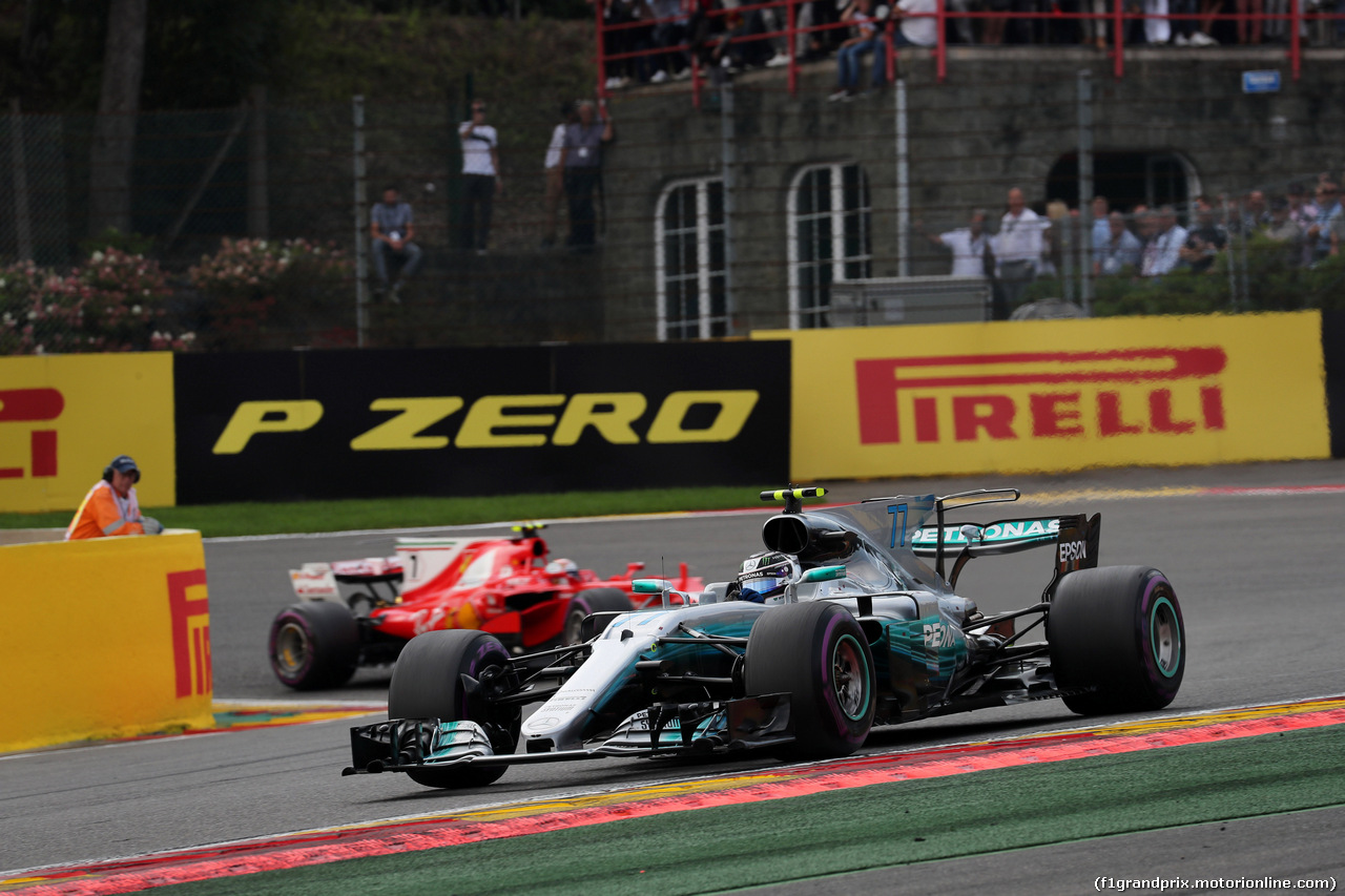 GP BELGIO, 27.08.2017 -  Gara, Valtteri Bottas (FIN) Mercedes AMG F1 W08 davanti a Kimi Raikkonen (FIN) Ferrari SF70H