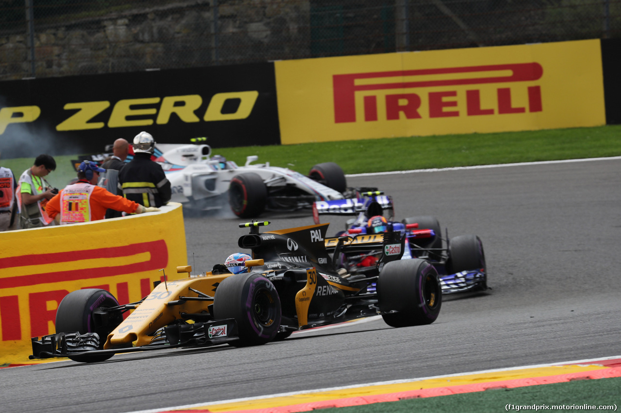 GP BELGIO, 27.08.2017 -  Gara, Jolyon Palmer (GBR) Renault Sport F1 Team RS17 davanti a Carlos Sainz Jr (ESP) Scuderia Toro Rosso STR12