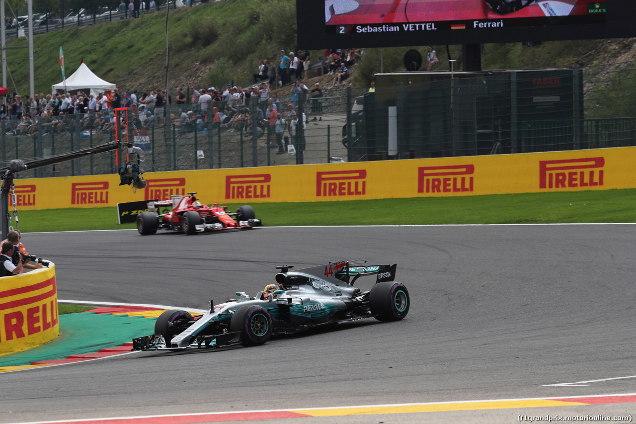 GP BELGIO, 27.08.2017 -  Gara, Lewis Hamilton (GBR) Mercedes AMG F1 W08 davanti a Sebastian Vettel (GER) Ferrari SF70H