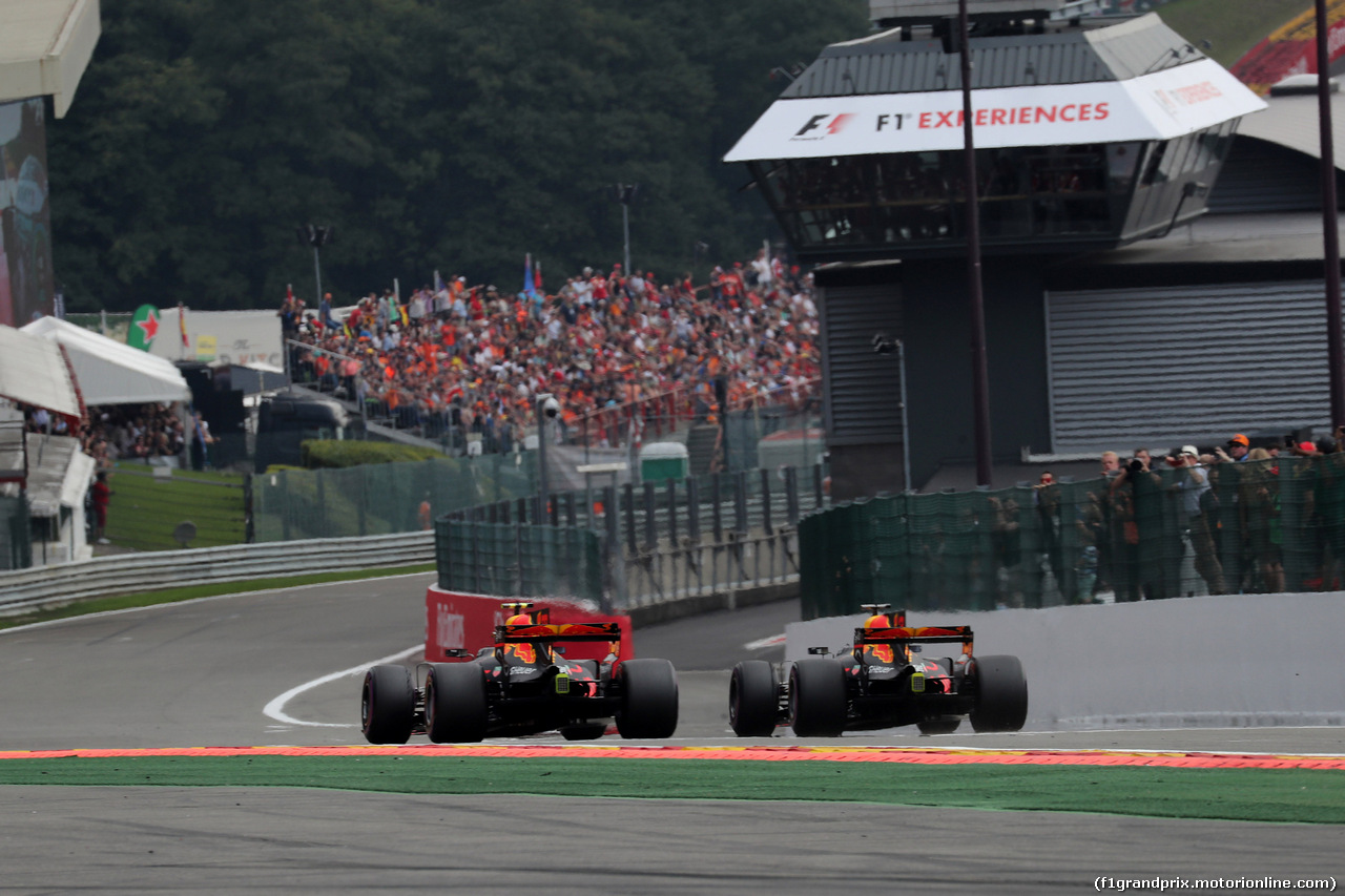 GP BELGIO, 27.08.2017 -  Gara, (L-R) Max Verstappen (NED) Red Bull Racing RB13 retires from the race e Daniel Ricciardo (AUS) Red Bull Racing RB13 overtakes him.
