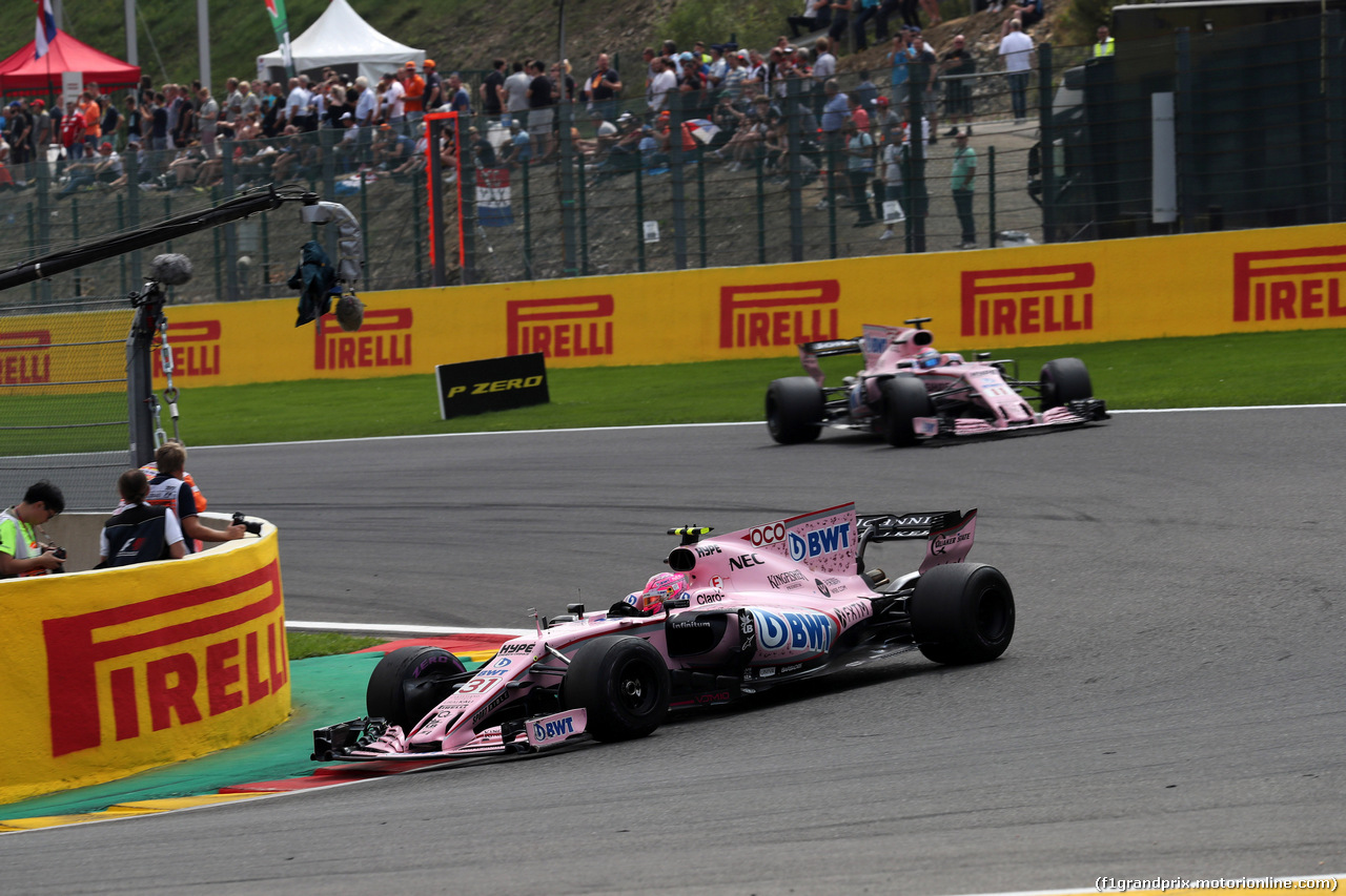 GP BELGIO, 27.08.2017 -  Gara, Esteban Ocon (FRA) Sahara Force India F1 VJM10 davanti a Sergio Perez (MEX) Sahara Force India F1 VJM010