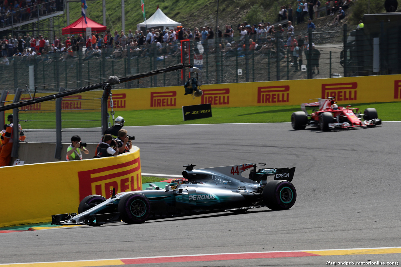 GP BELGIO, 27.08.2017 -  Gara, Lewis Hamilton (GBR) Mercedes AMG F1 W08 davanti a Sebastian Vettel (GER) Ferrari SF70H