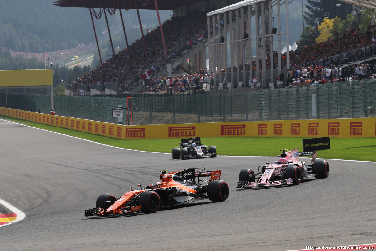 GP BELGIO, 27.08.2017 -  Gara, Stoffel Vandoorne (BEL) McLaren MCL32 davanti a Esteban Ocon (FRA) Sahara Force India F1 VJM10