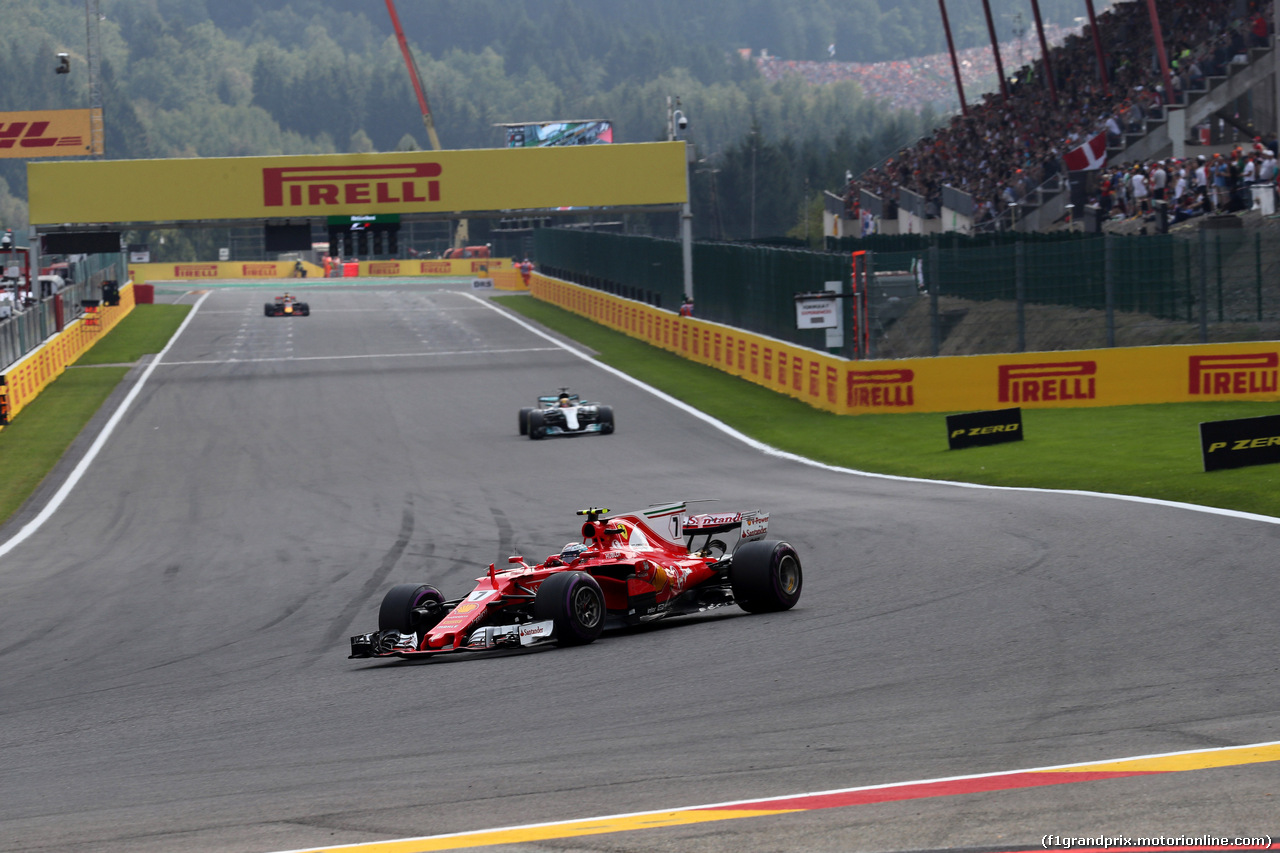 GP BELGIO, 27.08.2017 -  Gara, Kimi Raikkonen (FIN) Ferrari SF70H davanti a Lewis Hamilton (GBR) Mercedes AMG F1 W08
