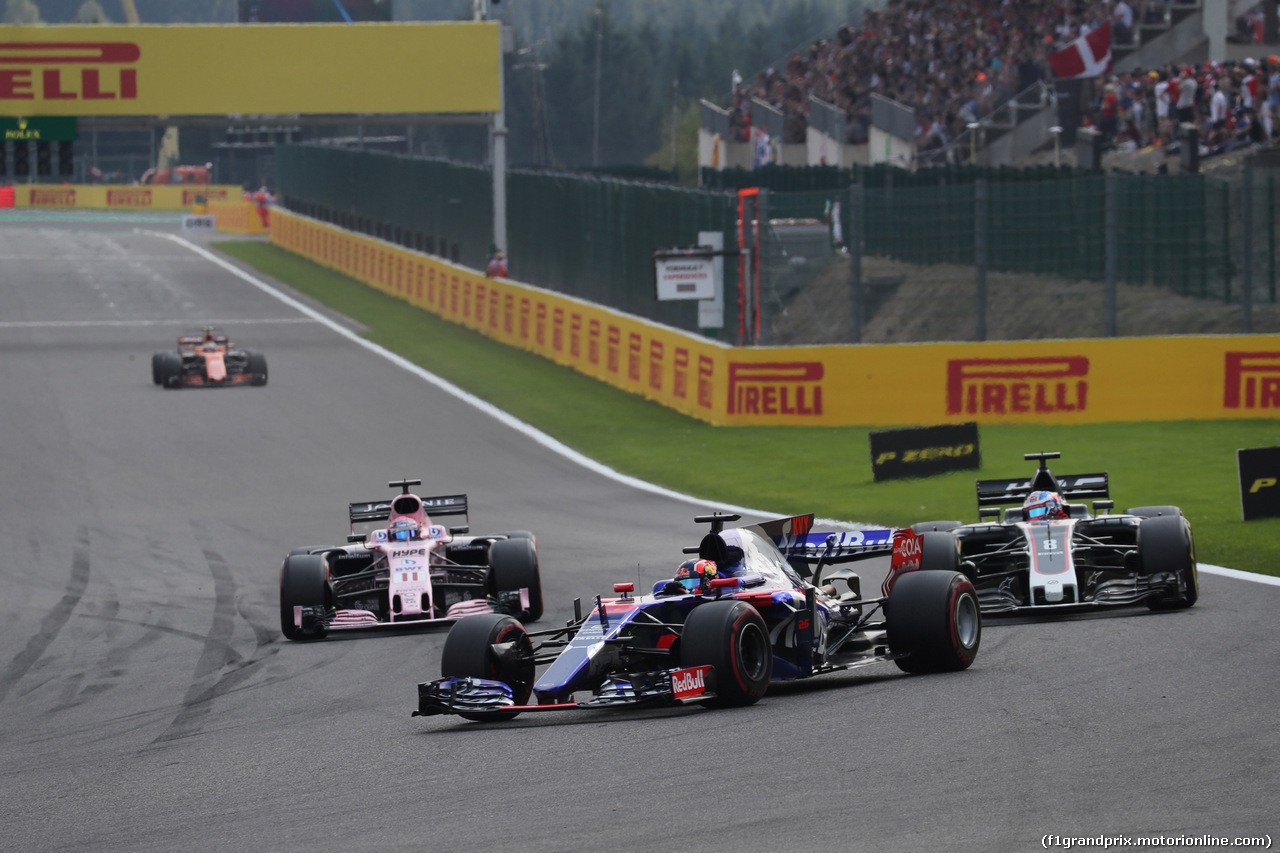 GP BELGIO, 27.08.2017 -  Gara, Daniil Kvyat (RUS) Scuderia Toro Rosso STR12 davanti a Romain Grosjean (FRA) Haas F1 Team VF-17
