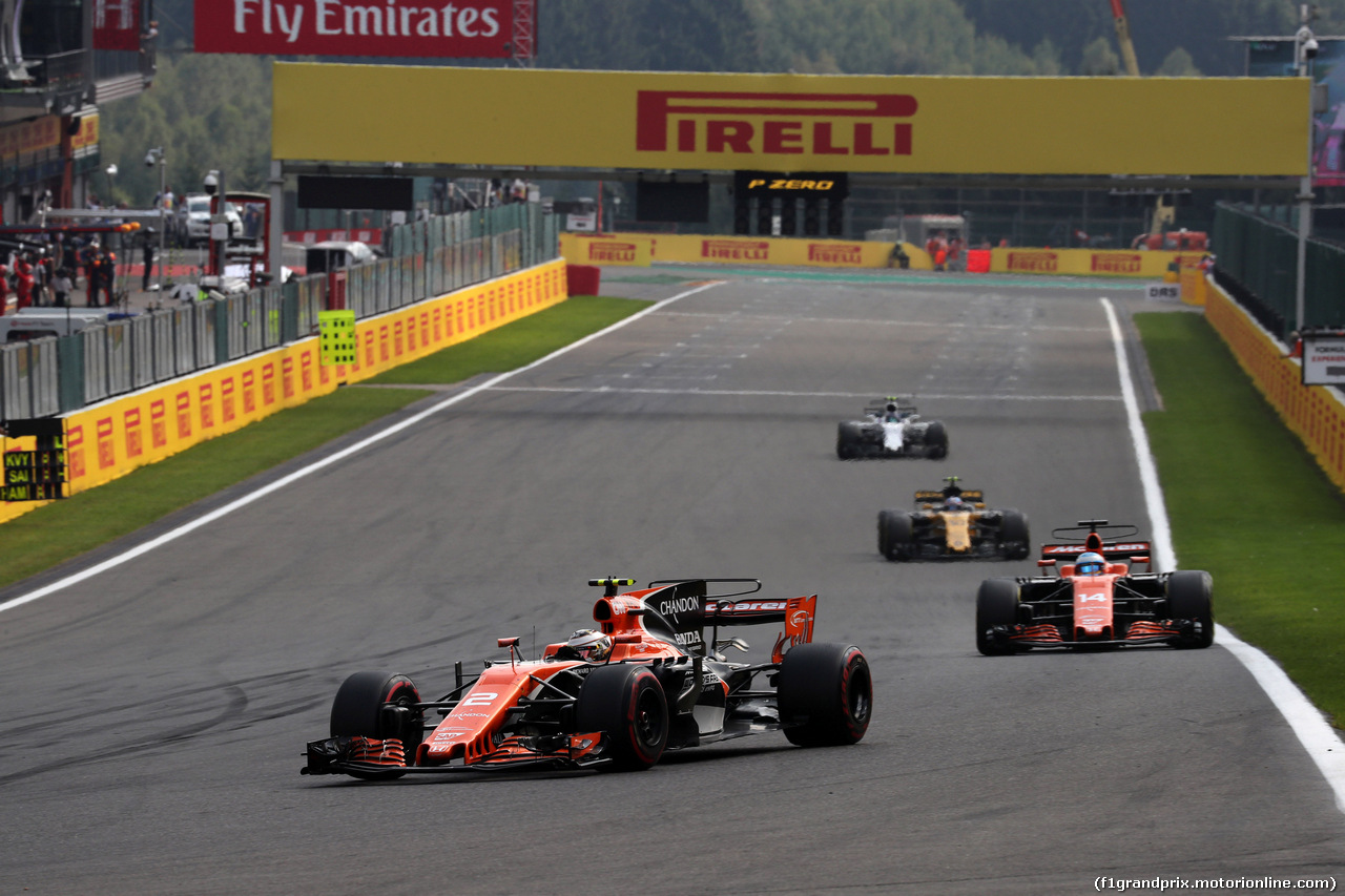 GP BELGIO, 27.08.2017 -  Gara, Stoffel Vandoorne (BEL) McLaren MCL32 davanti a Fernando Alonso (ESP) McLaren MCL32