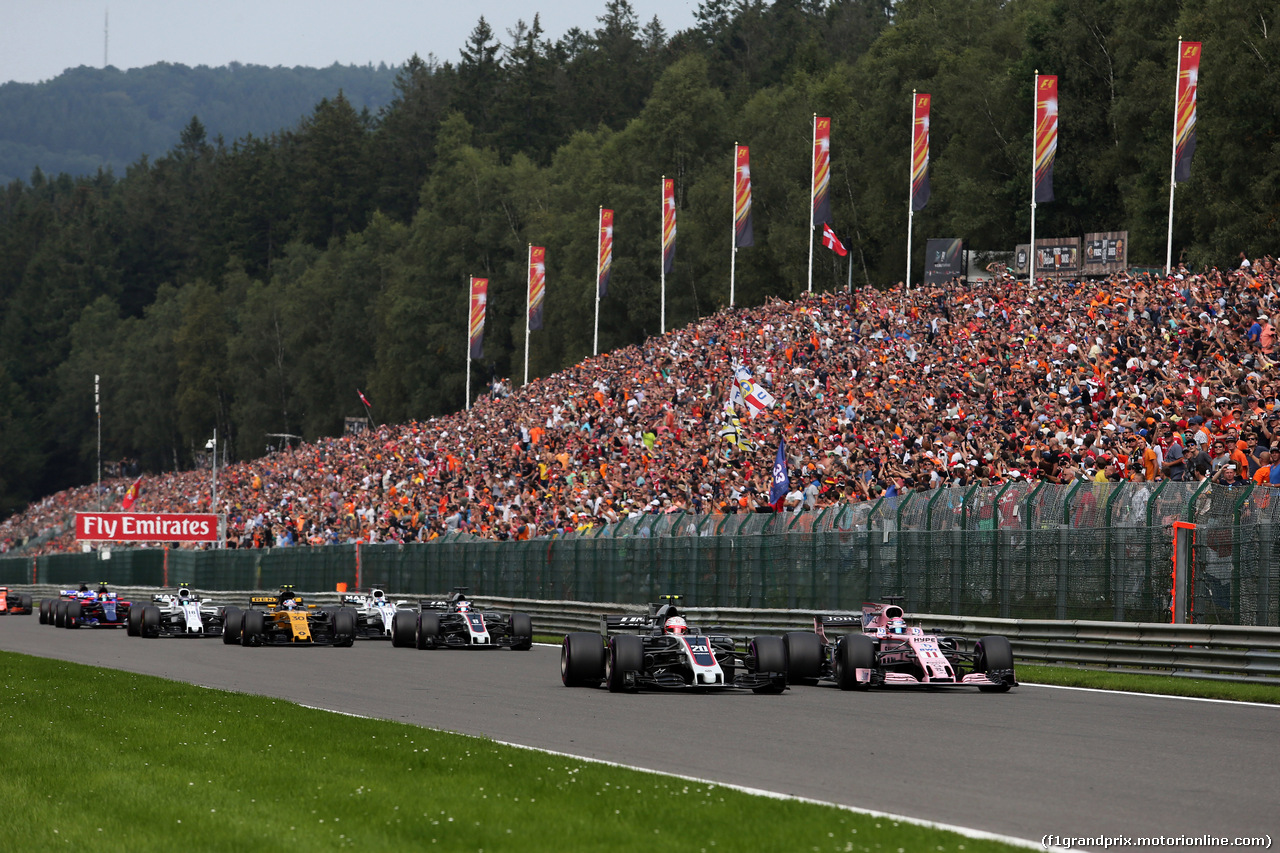 GP BELGIO, 27.08.2017 -  Gara, Kevin Magnussen (DEN) Haas F1 Team VF-17 e Sergio Perez (MEX) Sahara Force India F1 VJM010