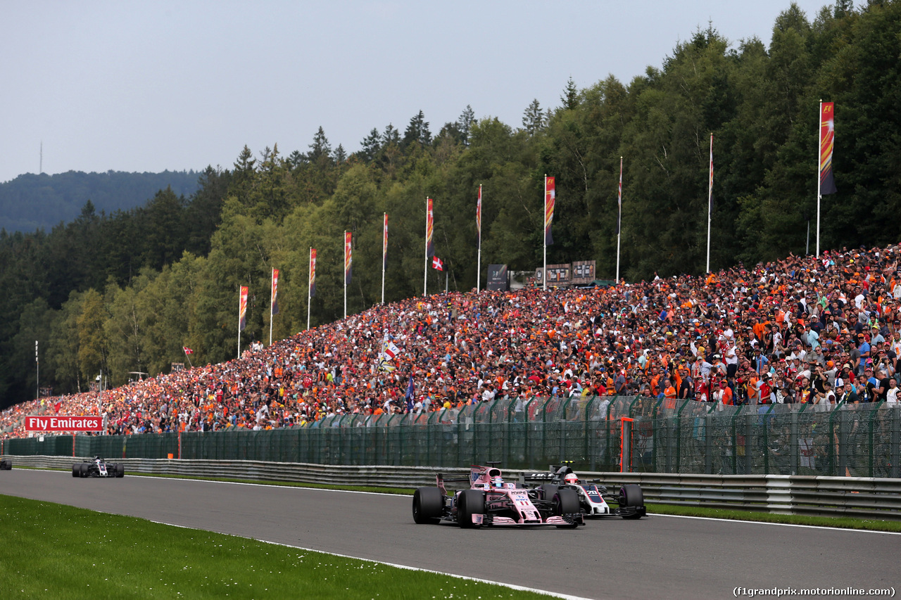 GP BELGIO, 27.08.2017 -  Gara, Sergio Perez (MEX) Sahara Force India F1 VJM010 e Kevin Magnussen (DEN) Haas F1 Team VF-17