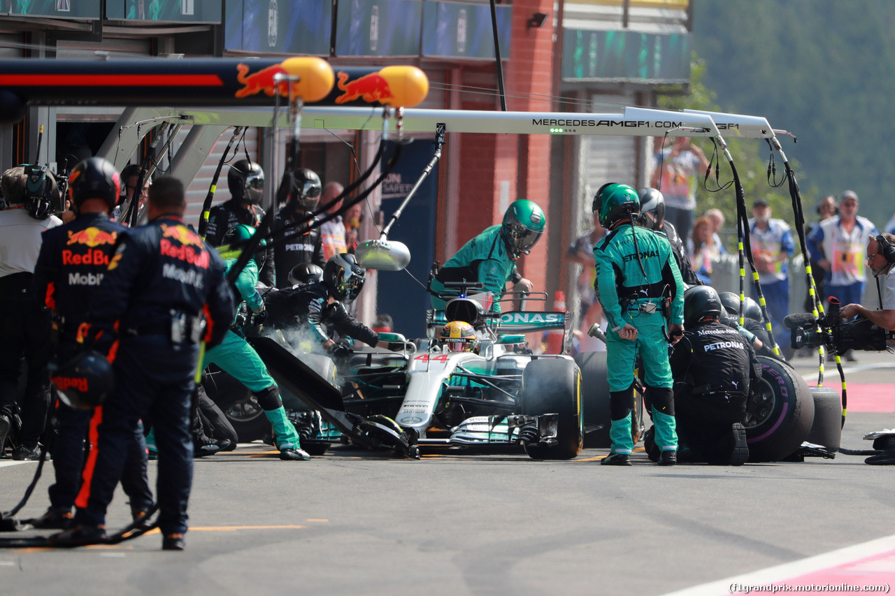 GP BELGIO, 27.08.2017 -  Gara, Pit stop, Lewis Hamilton (GBR) Mercedes AMG F1 W08